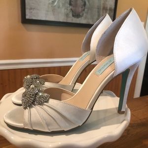 Blue by Betsey Johnson SB Briar Ivory Satin pump